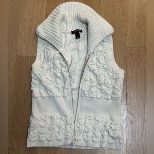 White House Black Market Women’s White Sleeveless Knit Vest Size Medium.